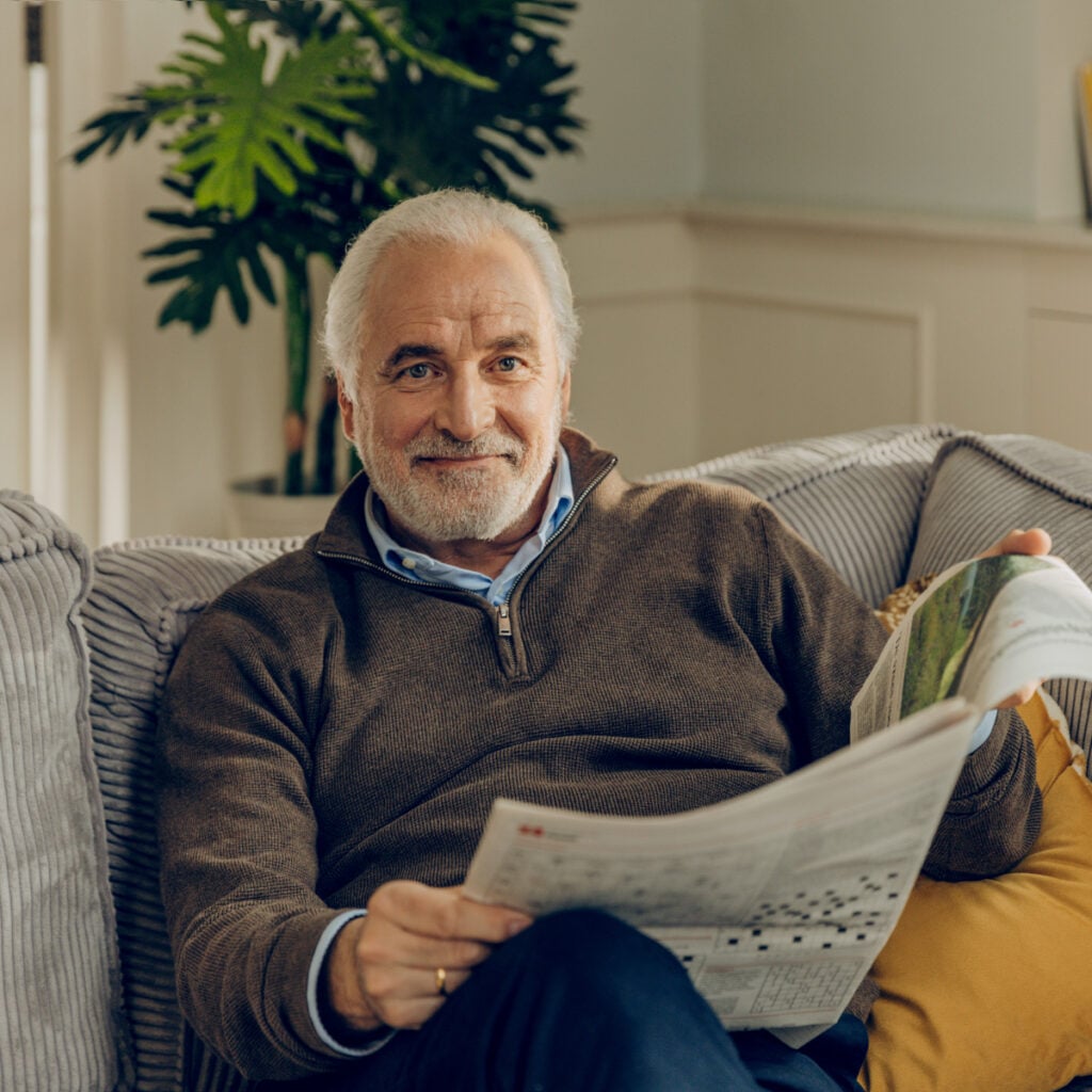 Client leest krant zonder bril