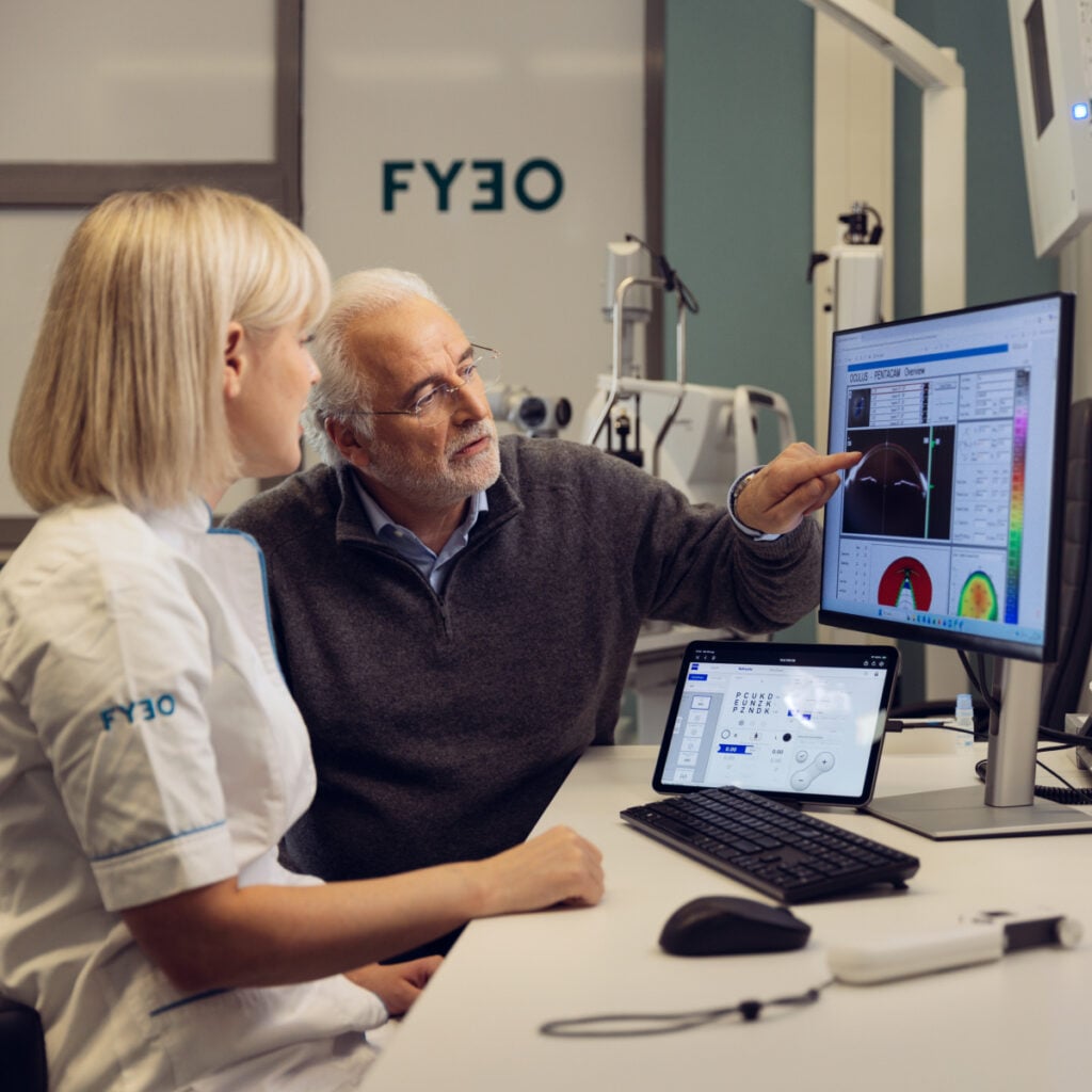 Oudere client uitleg onderzoek